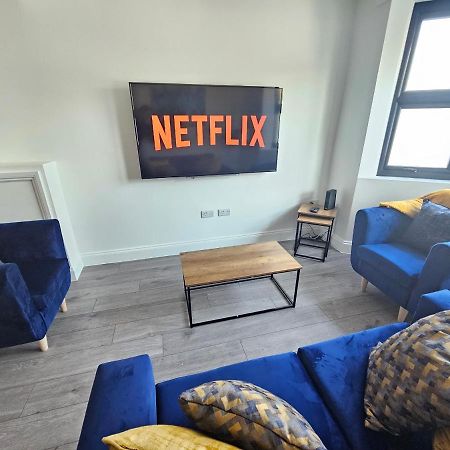 Spacious 4Br House, London, Sleeps 9, Parking Available エクステリア 写真
