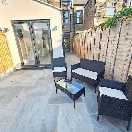 Spacious 4Br House, London, Sleeps 9, Parking Available エクステリア 写真
