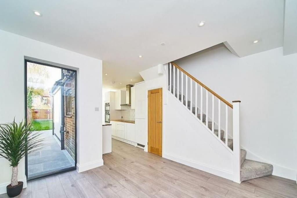 Spacious 4Br House, London, Sleeps 9, Parking Available エクステリア 写真