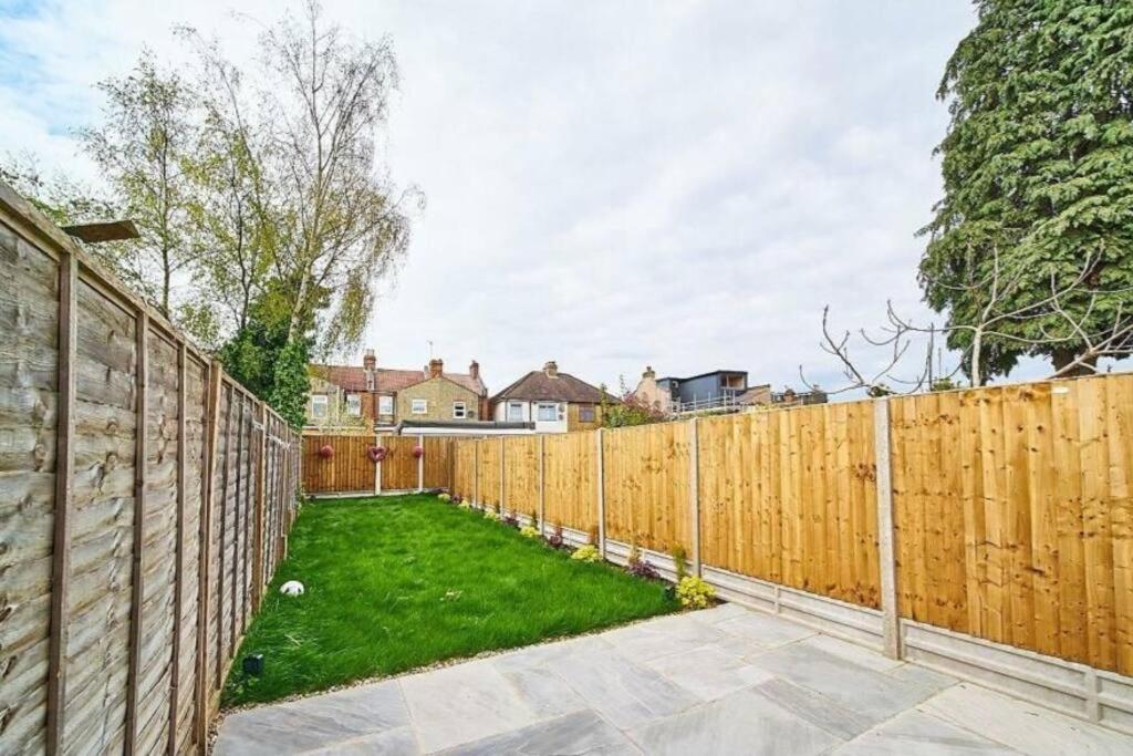 Spacious 4Br House, London, Sleeps 9, Parking Available エクステリア 写真