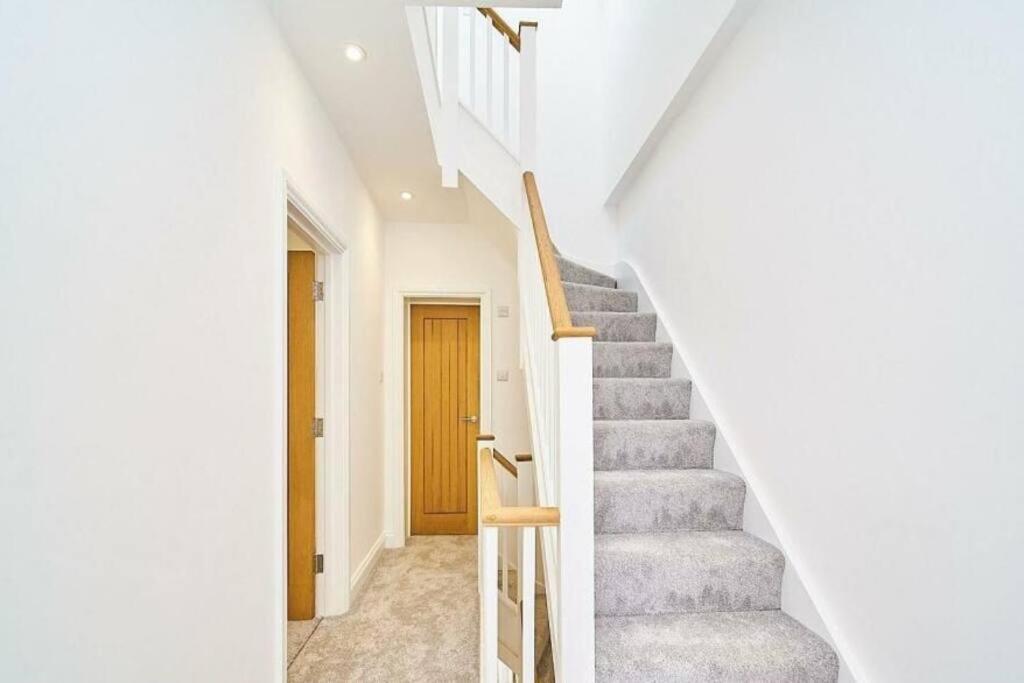 Spacious 4Br House, London, Sleeps 9, Parking Available エクステリア 写真