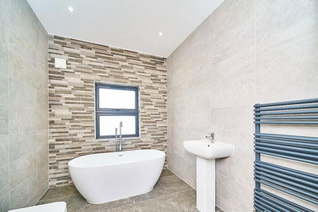Spacious 4Br House, London, Sleeps 9, Parking Available エクステリア 写真