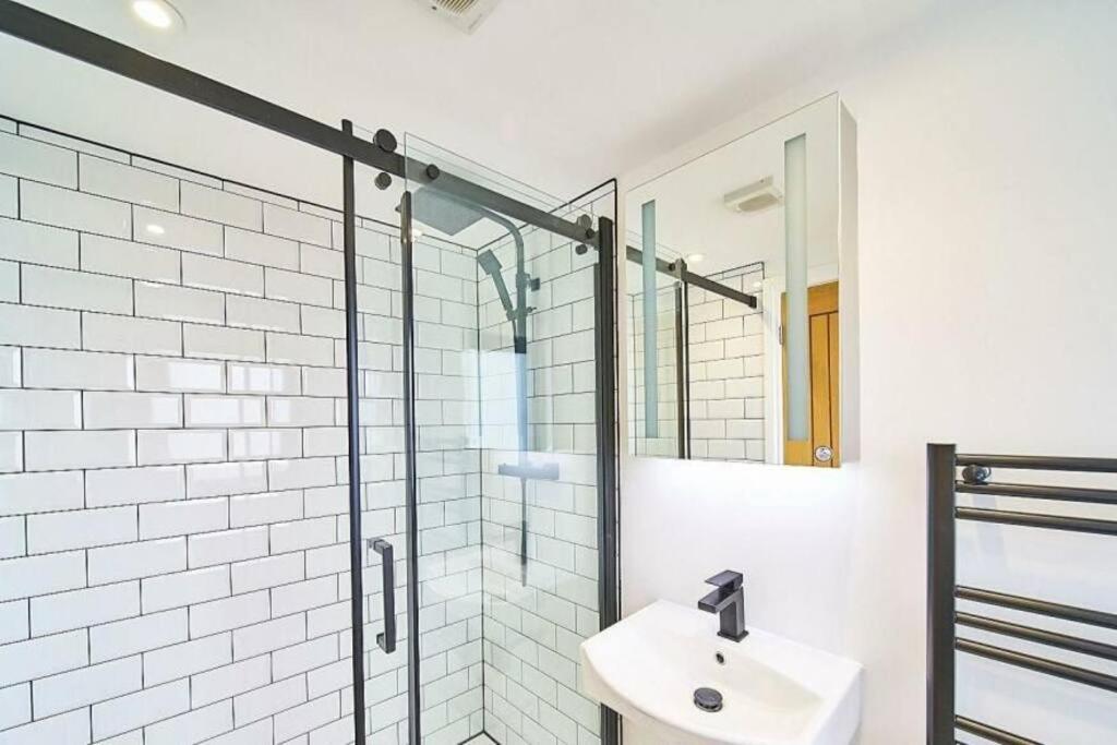 Spacious 4Br House, London, Sleeps 9, Parking Available エクステリア 写真