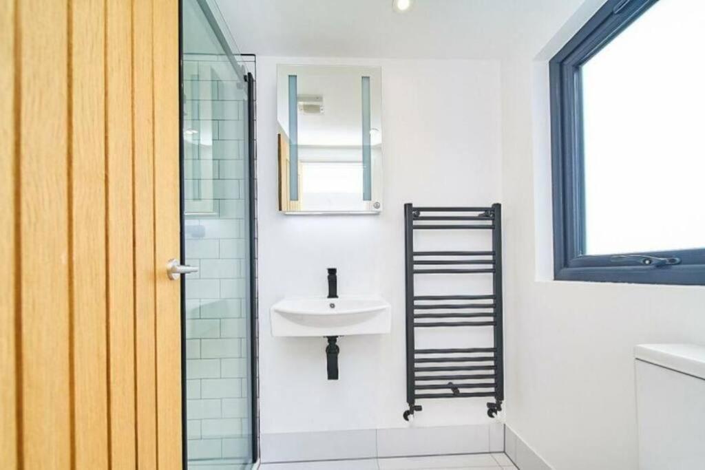 Spacious 4Br House, London, Sleeps 9, Parking Available エクステリア 写真