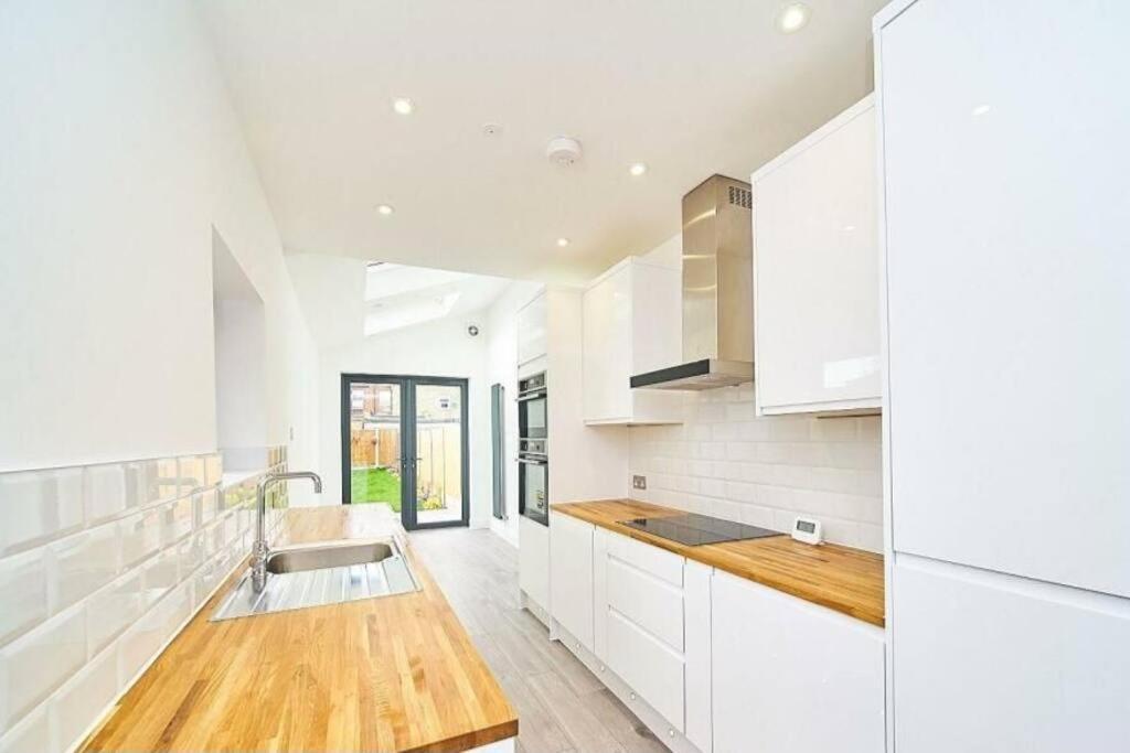 Spacious 4Br House, London, Sleeps 9, Parking Available エクステリア 写真