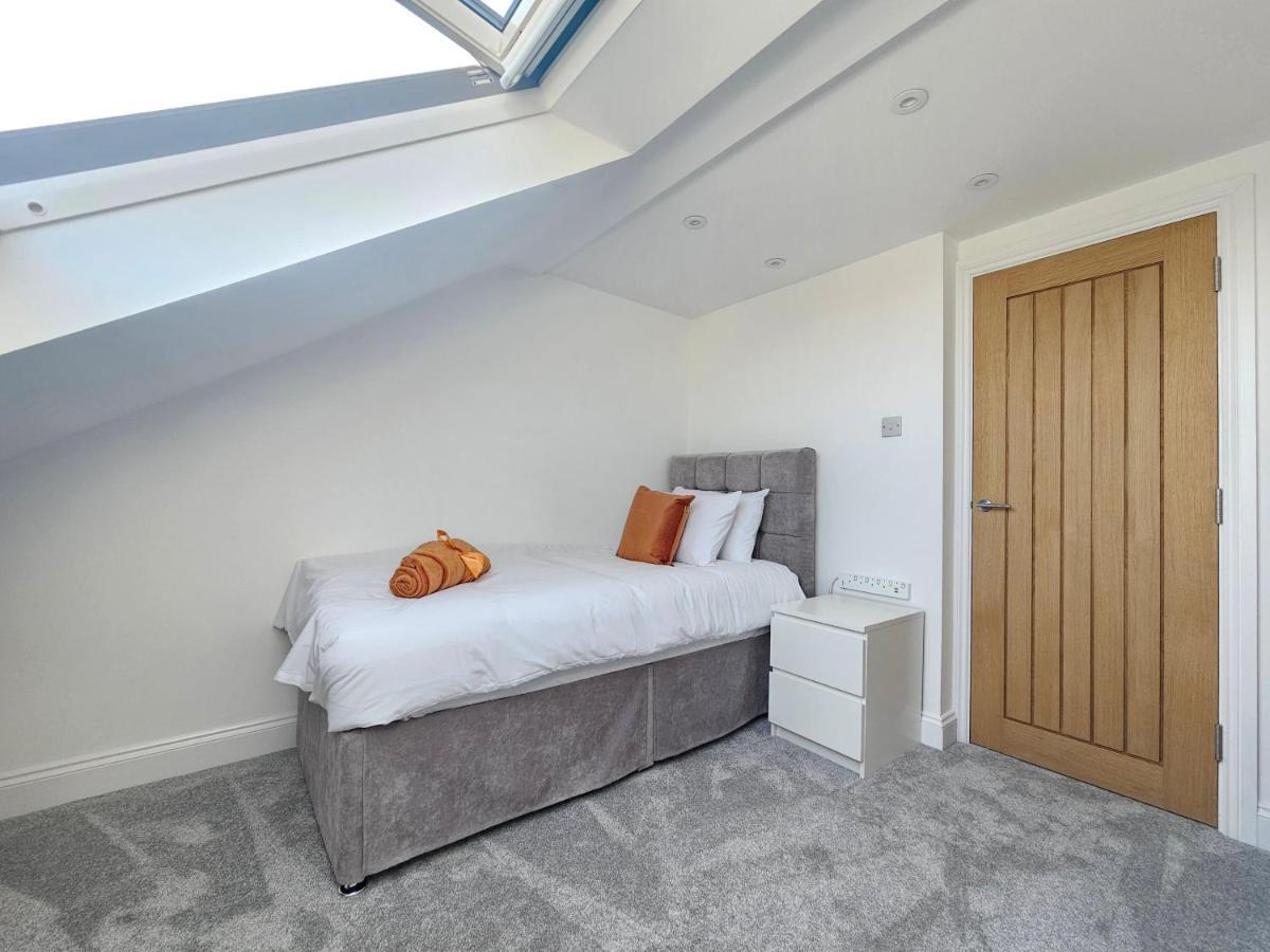 Spacious 4Br House, London, Sleeps 9, Parking Available エクステリア 写真