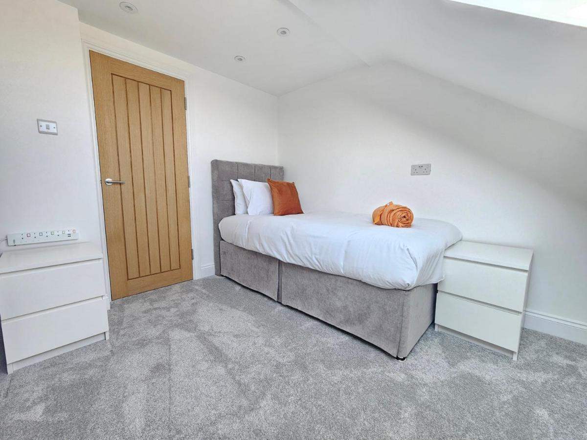 Spacious 4Br House, London, Sleeps 9, Parking Available エクステリア 写真