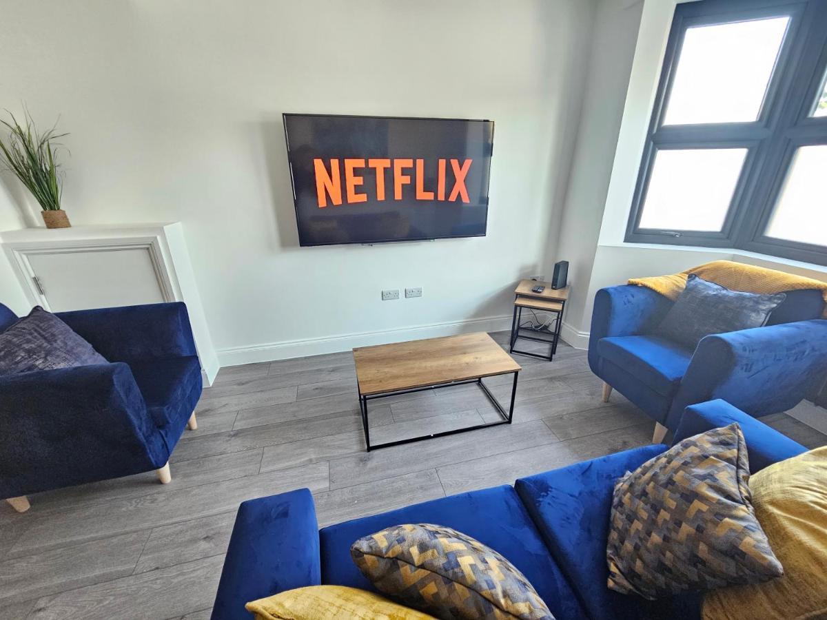 Spacious 4Br House, London, Sleeps 9, Parking Available エクステリア 写真
