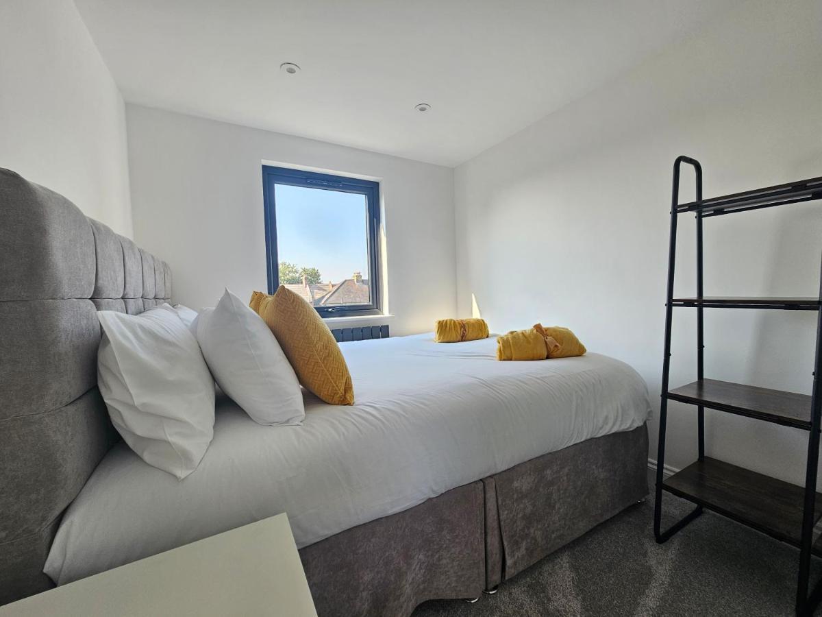 Spacious 4Br House, London, Sleeps 9, Parking Available エクステリア 写真