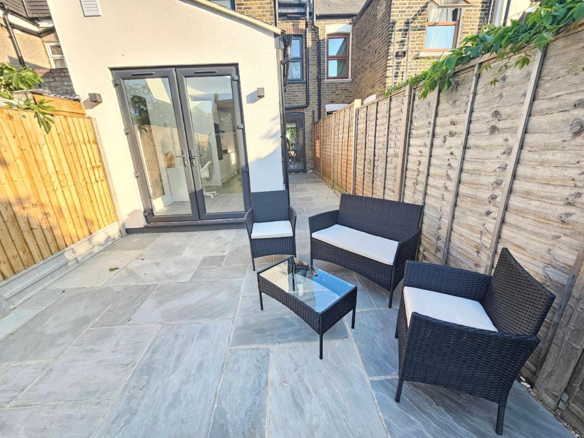 Spacious 4Br House, London, Sleeps 9, Parking Available エクステリア 写真