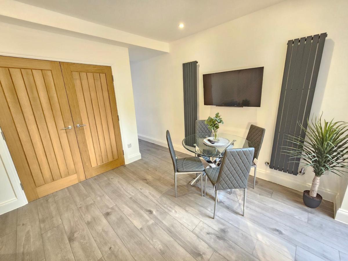 Spacious 4Br House, London, Sleeps 9, Parking Available エクステリア 写真